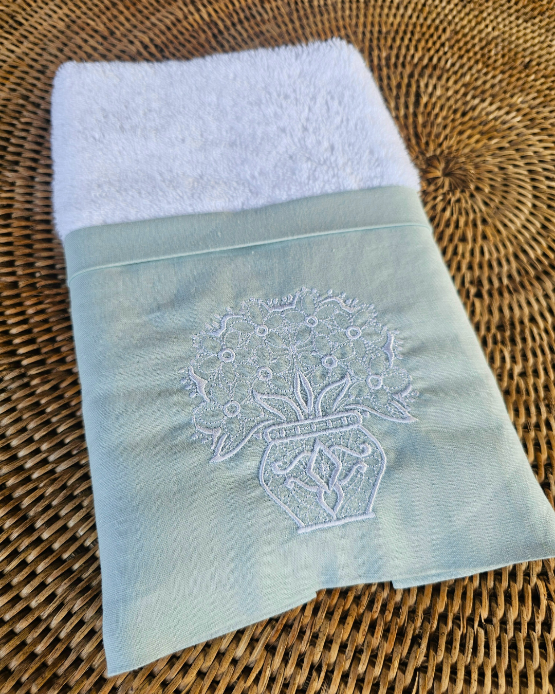 Toalha de Lavabo Bordada 100% Algodão | Barrado em Linho Verde - Imagem 2