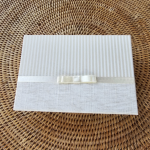 Caixinha Decorativa Listrada com Laço - Bege e Branco