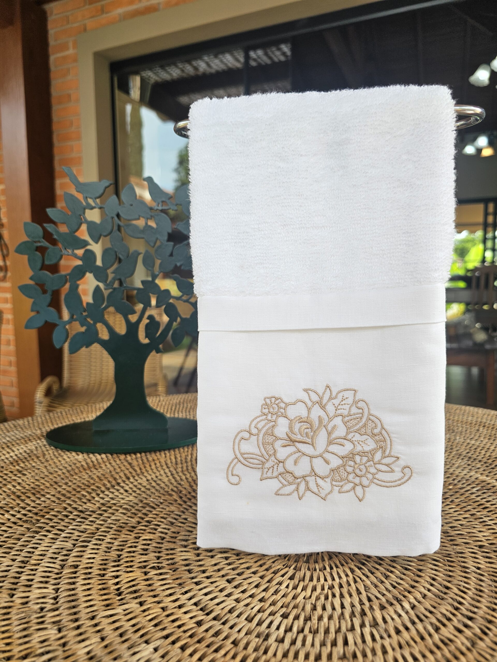 Toalha de Lavabo Bordada 100% Algodão com Barrado em linho