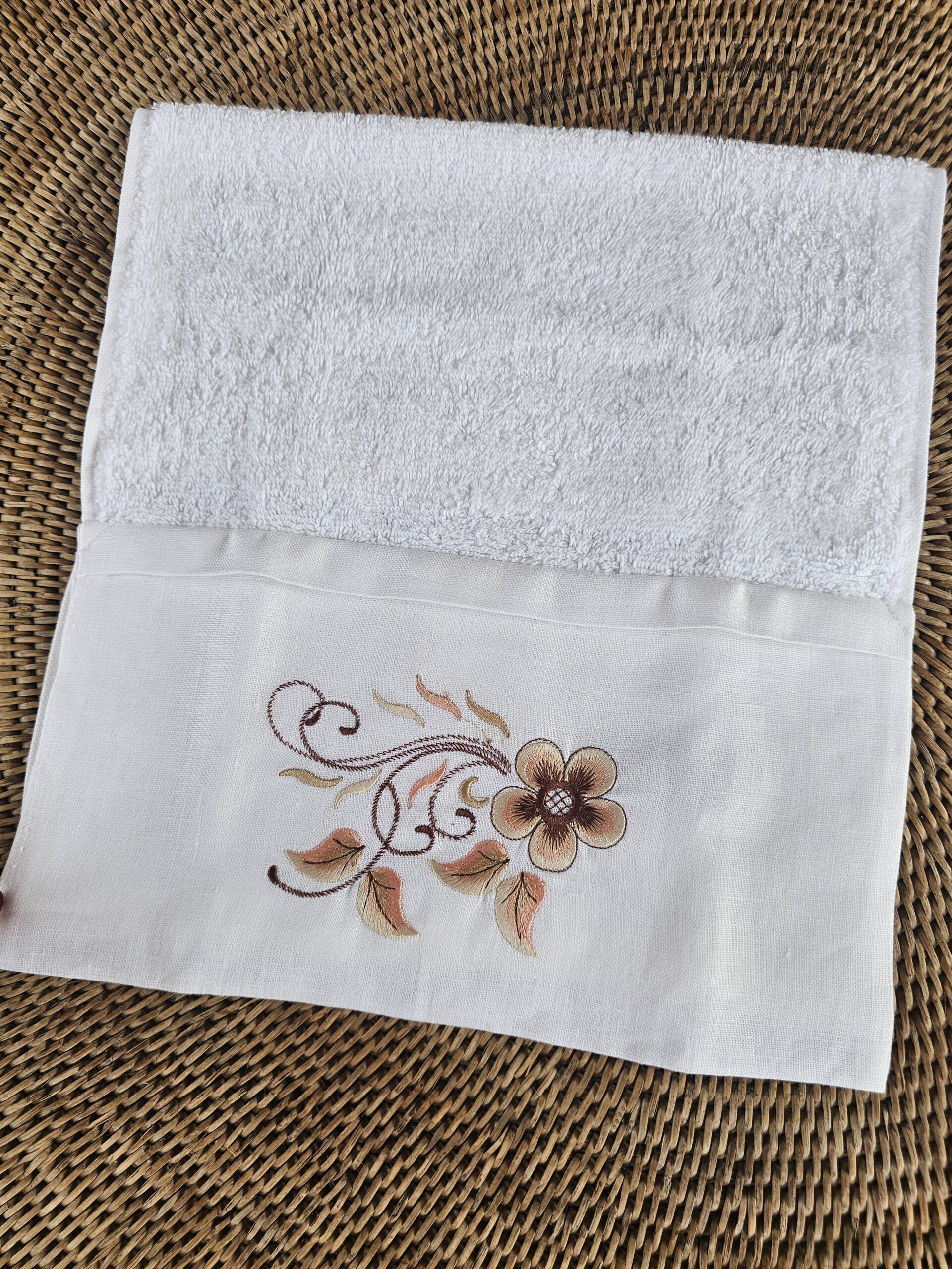 Toalha de Lavabo Bordada 100% Algodão com barrado em linho - Imagem 2
