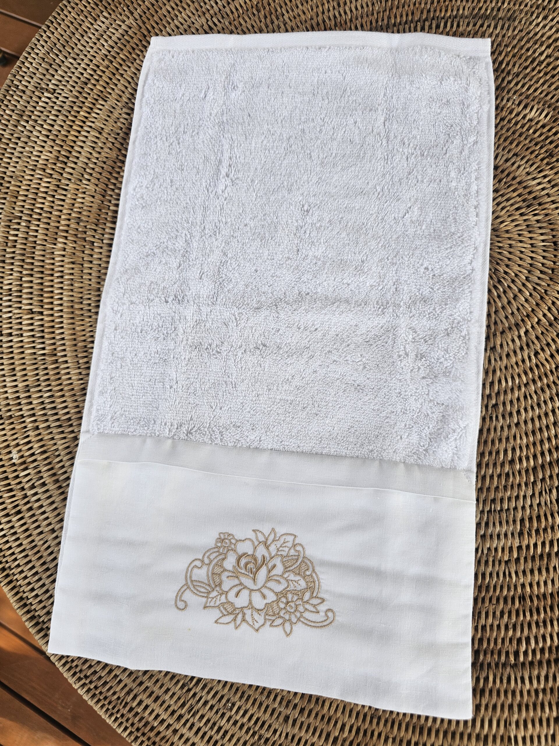 Toalha de Lavabo Bordada 100% Algodão com Barrado em linho - Imagem 3
