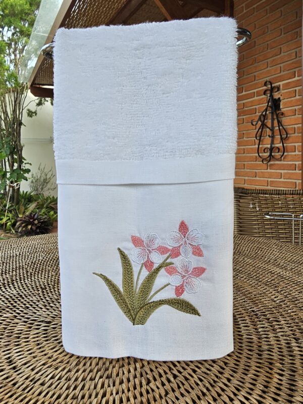 Toalha de Lavabo Bordada 100% Algodão com Barrado em Linho - Flor