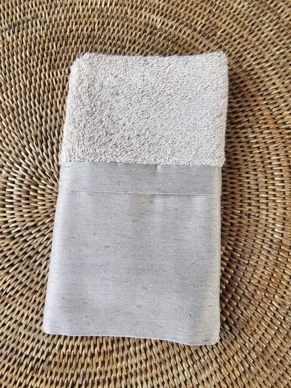 Toalha de Lavabo Bege 100% Algodão com Barrado em Linho - Imagem 2