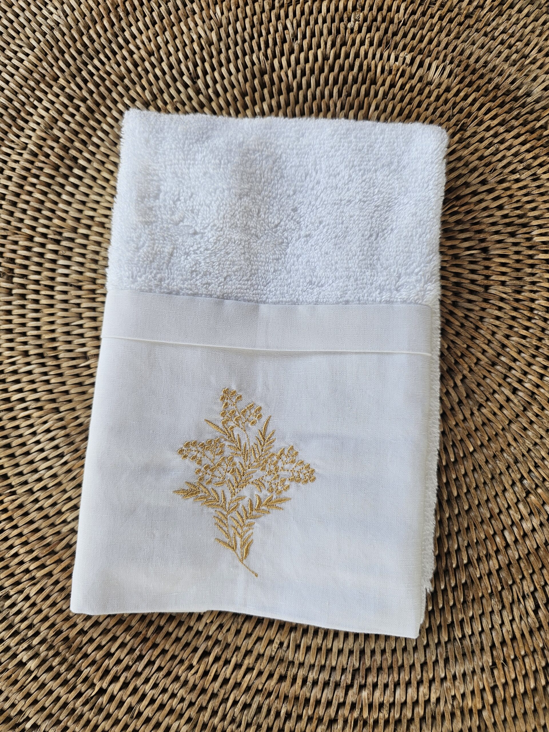 Toalha de Lavabo 100% Algodão Bordada - Folhas Douradas