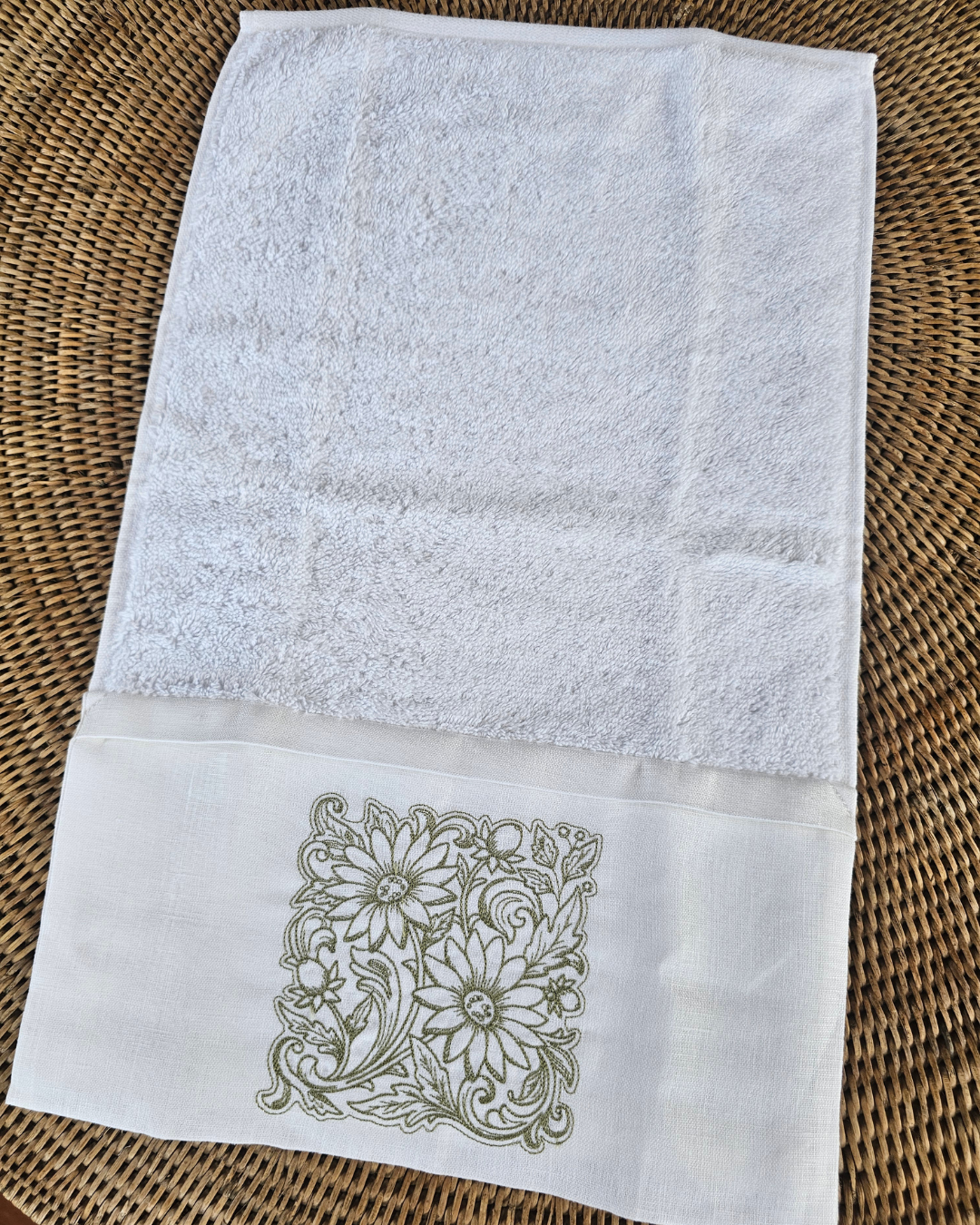 Toalha de Lavabo Bordada 100% Algodão com barrado em linho - Imagem 3