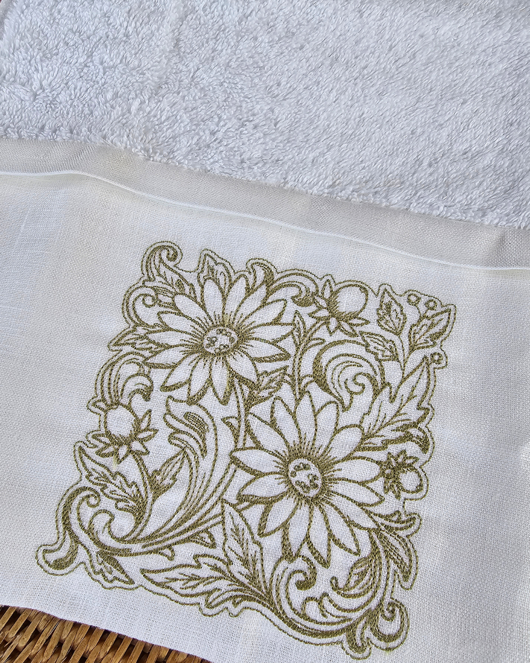 Toalha de Lavabo Bordada 100% Algodão com barrado em linho - Imagem 2