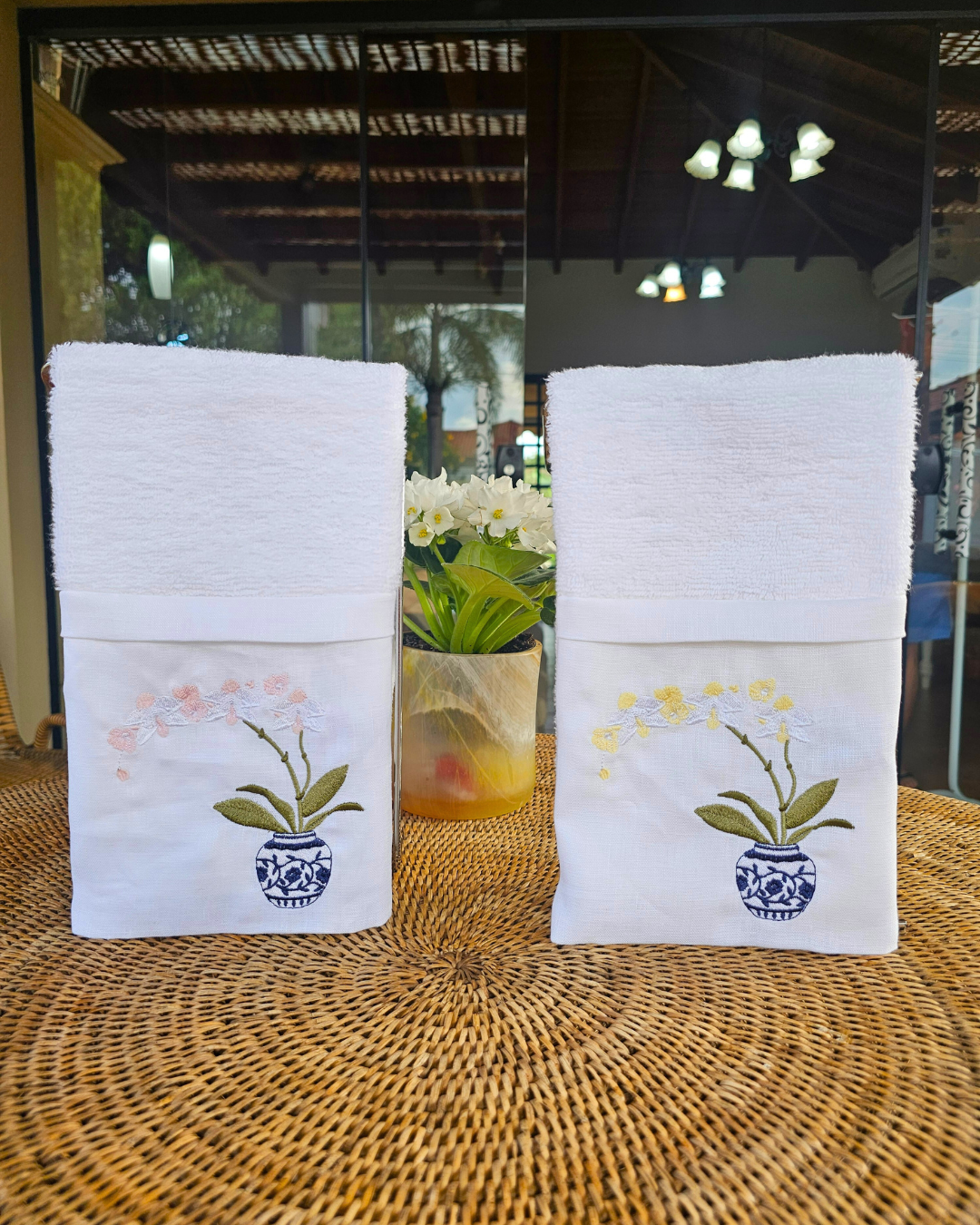 Toalha de Lavabo Bordada 100% Algodão com Barrado em Linho - Orquídea Vaso - Imagem 2